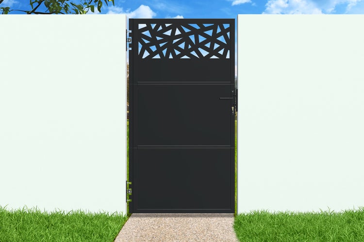 Schwarzes Gartentor aus Metall mit geometrischem Laser-Cut-Muster, eingebaut in eine weiße Mauer über einem hellen Gartenweg.