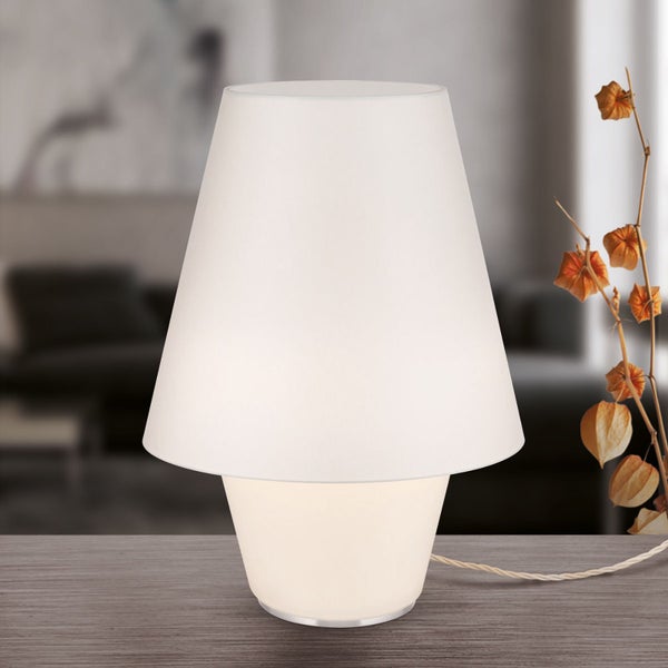 Tischleuchte mit weißem Lampenschirm auf einem Tisch