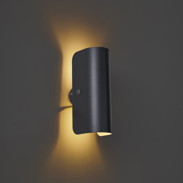 Schwarze Wandleuchte zur Innenbeleuchtung