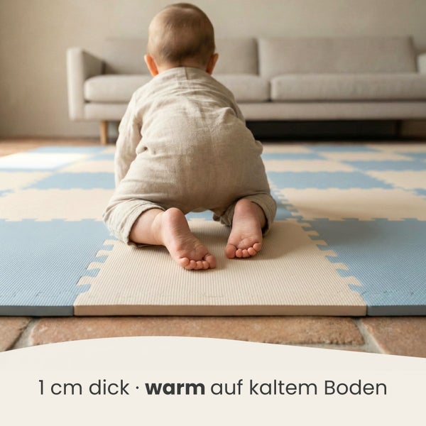 Ein Baby krabbelt auf einer 1 Zentimeter dicken Puzzle-Spielmatte aus Schaumstoff, die auf einem kalten Boden Wärme bietet.