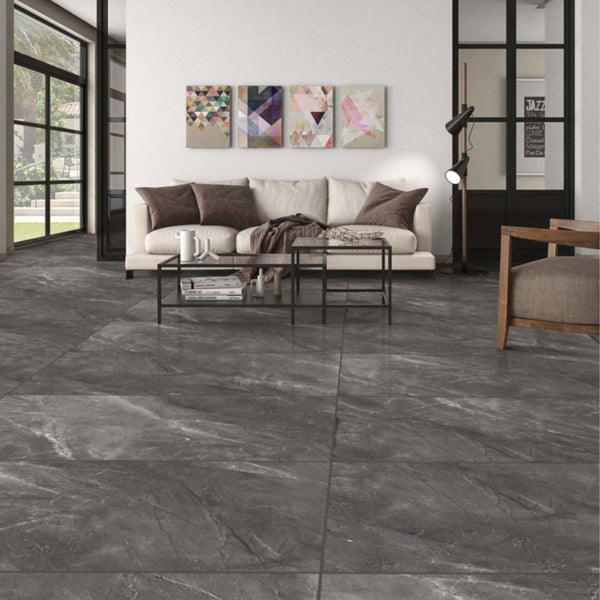 Modernes Wohnzimmer mit grauen Bodenfliesen in Marmoroptik, Sofa und Couchtisch.