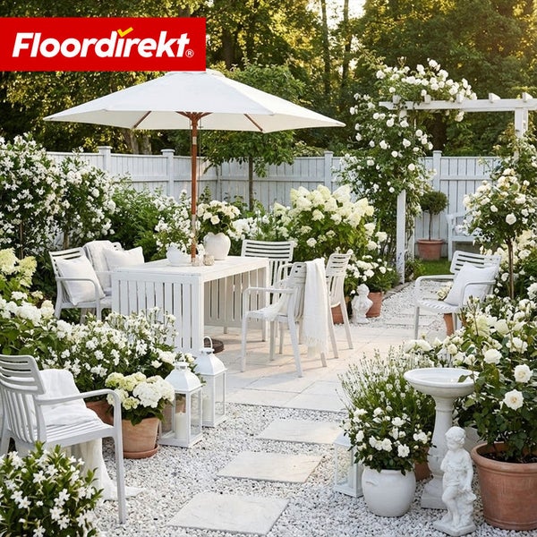 Outdoor-Szene mit Esstisch, Stühlen, Sonnenschirm und weiß blühenden Pflanzen; FloorDirekt Logo