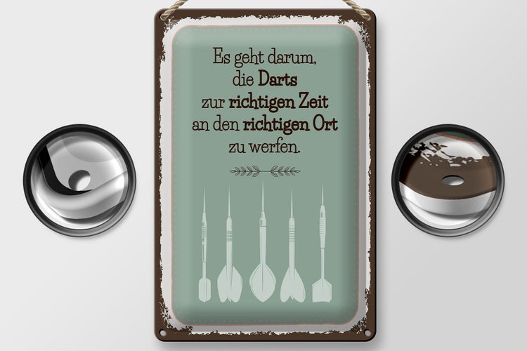 Blechschild Spruch Darts zur richtigen Zeit werfen 20x30cm