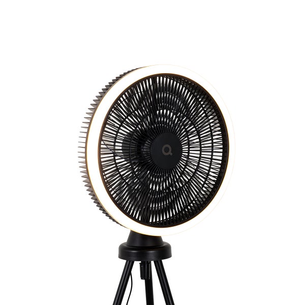 Schwarzer Ventilator mit integriertem LED-Ringlicht auf einem Stativ.
