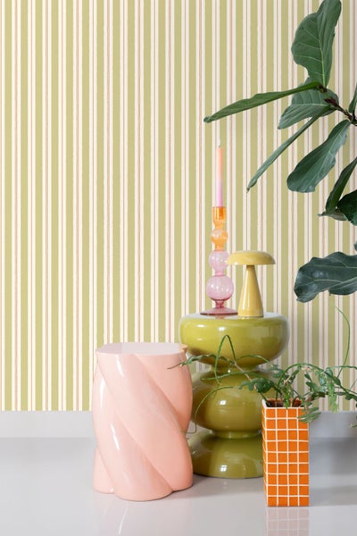 Innenaufnahme mit gestreifter Tapete, Hockern, Kerzenständern und Zimmerpflanzen