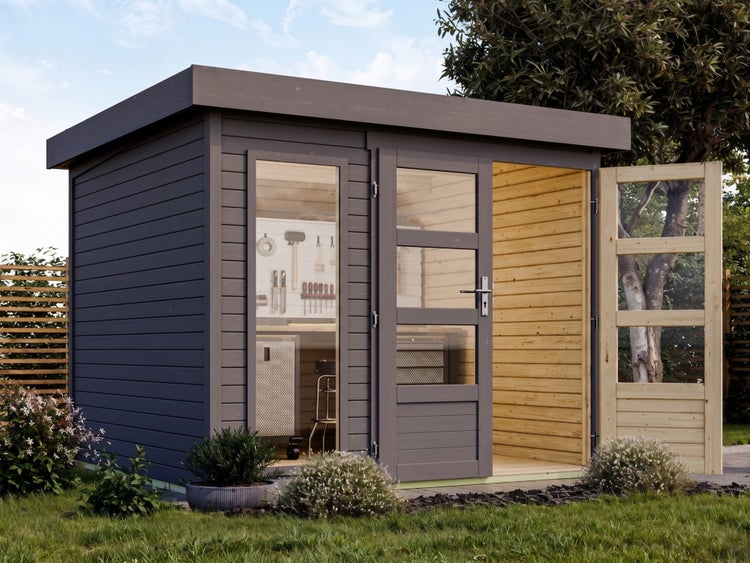 Modernes Gartenhaus aus Holz mit Flachdach und großen Glasfronten, eingerichtet als Werkstatt mit Werkzeugwand im Garten.