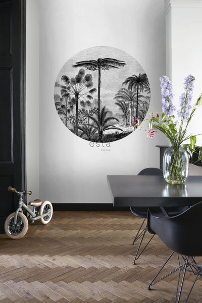 Wohnraum mit Wandbild mit Palmenmotiv, Esstisch und Kinderfahrrad