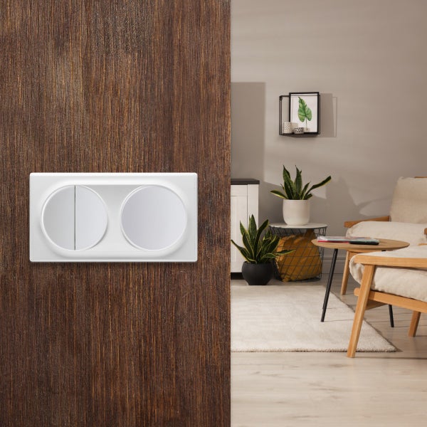 Doppellichtschalter in einem modernen Wohnzimmer montiert an einer Holzvertäfelung