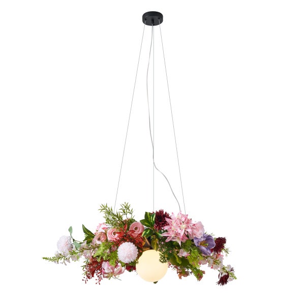 Pendelleuchte mit künstlichem Blumengesteck in Rosa, Violett und Weiß um ein kugelförmiges Leuchtmittel.