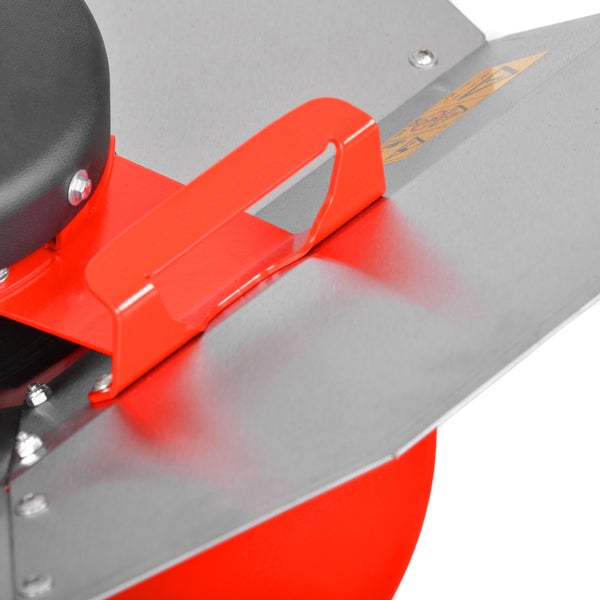 Detailansicht einer Motorhacke mit rotem Griff und Metallelementen