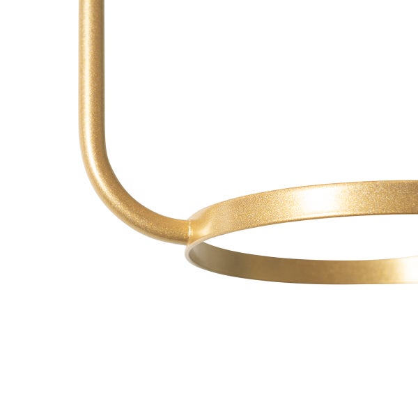 Detailaufnahme einer goldenen Metallleuchte