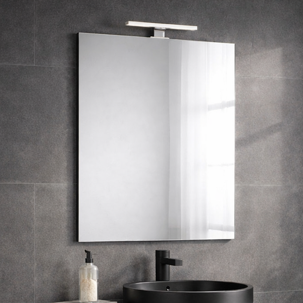 Rechteckiger Badspiegel mit Beleuchtung über einem Waschbecken