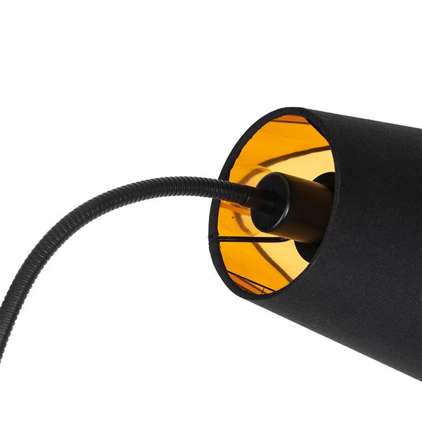Detailansicht einer schwarzen Lampe mit flexiblem Arm und Lampenschirm.