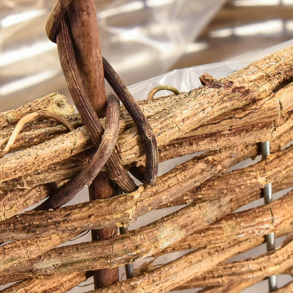 Detailansicht eines Korbes aus Weidenholz