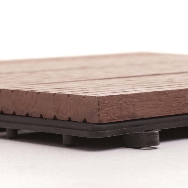 Terrassenfliese aus Holz-Kunststoff-Verbundwerkstoff mit strukturierter Oberfläche und Kunststoff-Klicksystem an der Unterseite in der Seitenansicht.