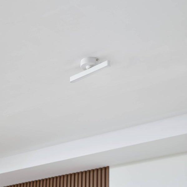 Weiße LED-Deckenleuchte mit schmalem, rechteckigem Leuchtstab und rundem Sockel.