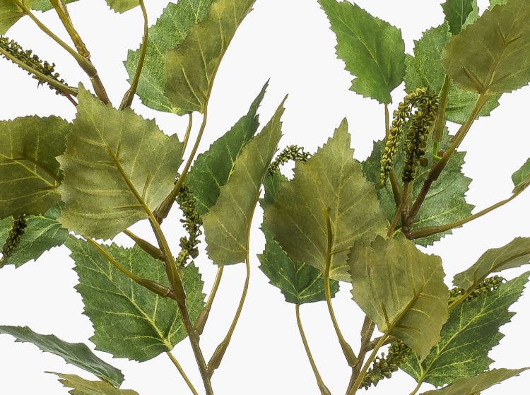 Künstlicher Zweig mit grünen Blättern und kleinen Blütenständen.