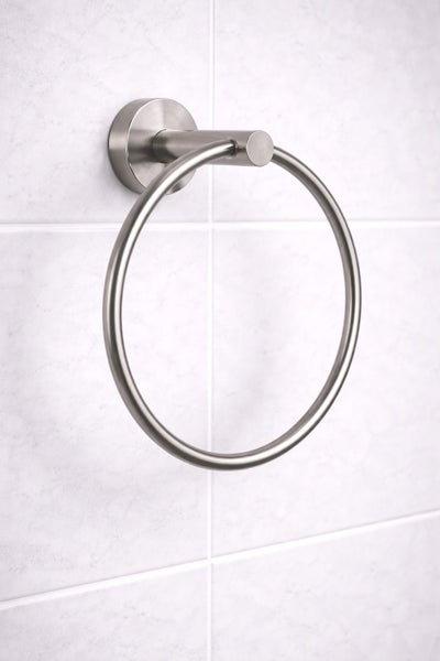 Handtuchring aus gebürstetem Metall für die Wandmontage im Badezimmer.