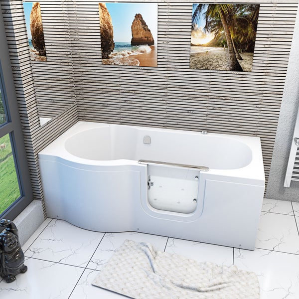 Badezimmer mit barrierefreier Badewanne mit Tür und maritimer Dekoration.
