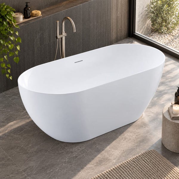 Freistehende Badewanne in modernem Badezimmer mit Armatur vor einer strukturierten Wand.