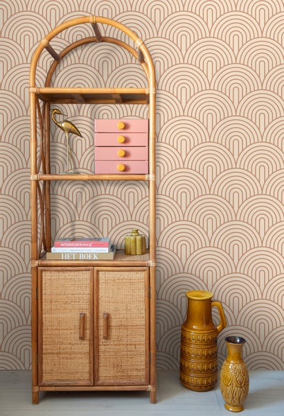 Szene mit Regal aus Rattan, Dekoration und Tapete mit Muster