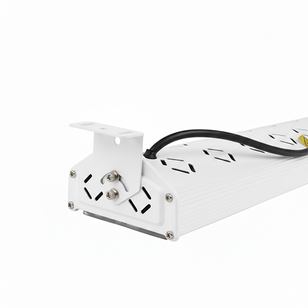 Detailansicht einer LED-Leiste mit verstellbarer Montagehalterung, Befestigungsschrauben und einem Kabelanschluss.