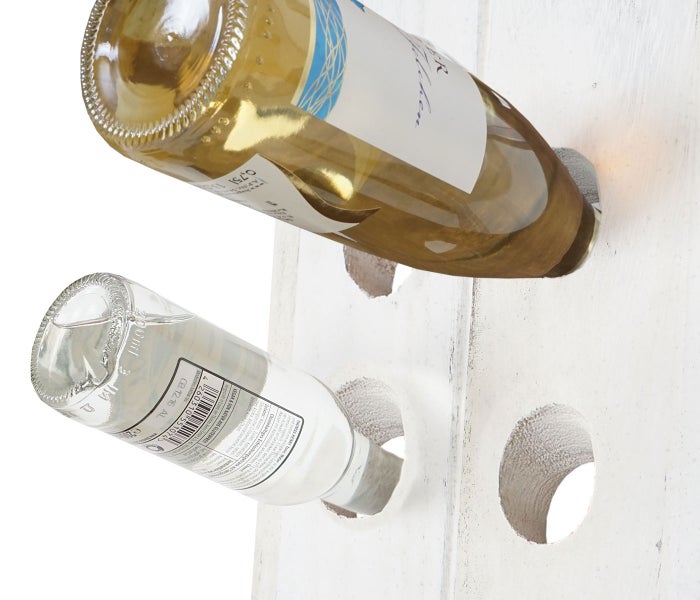 Weinregal aus Holz mit mehreren Flaschen