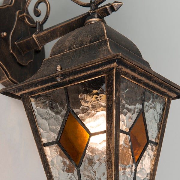 Klassische Außenwandleuchte im Laternen-Design mit antikem Finish und strukturiertem Glas.