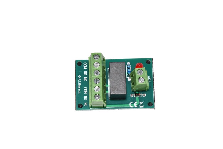 Ein 12 Volt Relais Modul auf einer Leiterplatte mit Schraubklemmen zur Steuerung elektrischer Schaltkreise.