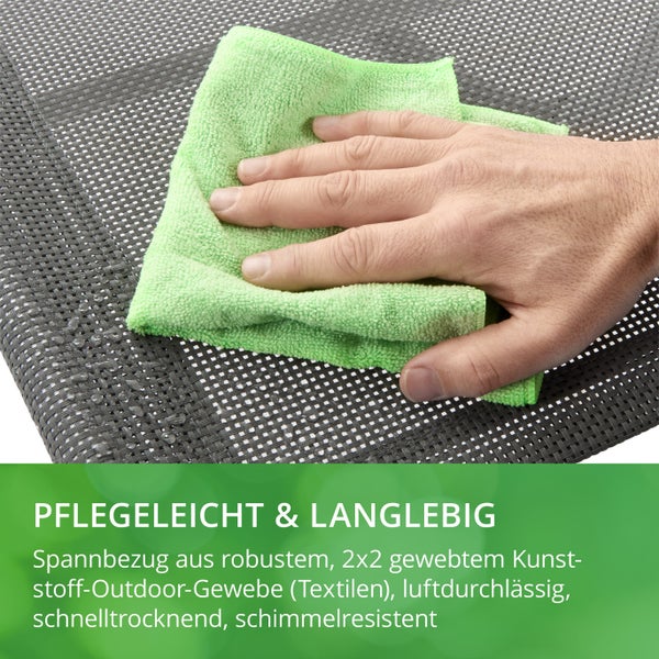 Reinigung eines Gartenmöbelbezugs mit einem Tuch