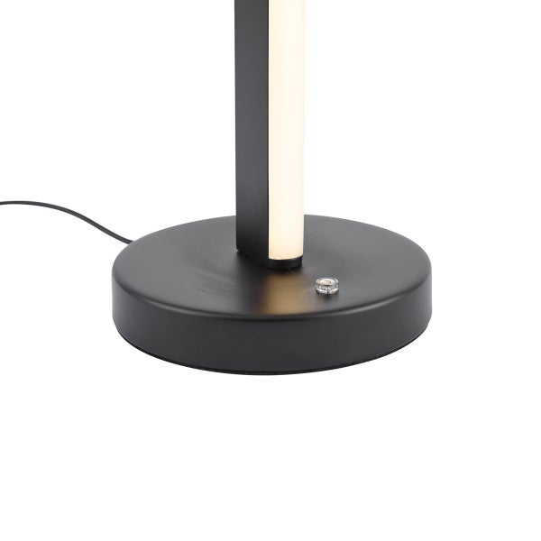 Schwarzer Lampenfuss einer modernen LED-Leuchte mit rundem Sockel und integriertem Lichtelement.