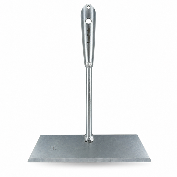 SunXTools Stoßscharre aus Metall mit einer Breite von 20 Zentimetern und einer Aufhängemöglichkeit am Griff.