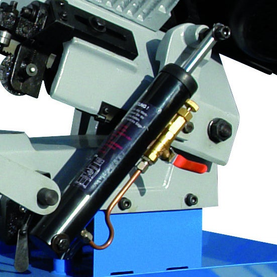 Detailansicht einer Metallbandsäge mit Hydraulikzylinder.