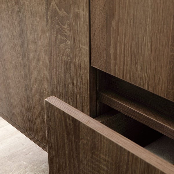 Detailaufnahme eines Schranks mit Holzmuster und geöffneter Schublade