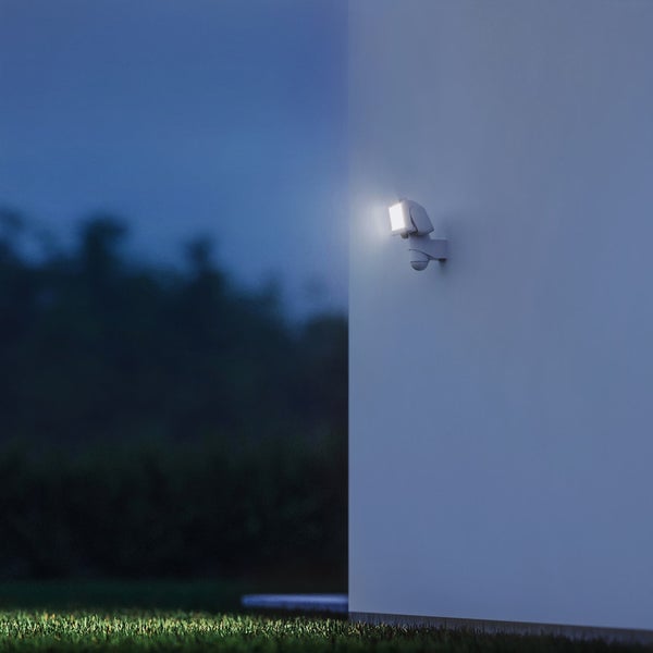 Außenwand mit LED-Leuchte und Überwachungskamera bei Nacht