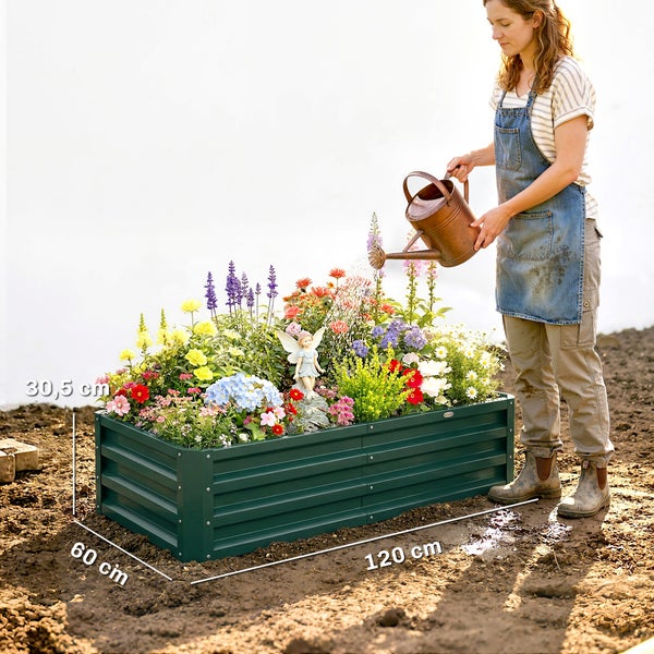 Metall-Hochbeet in Dunkelgrün, Maße 120 mal 60 mal 30,5 Zentimeter, bepflanzt mit Blumen, eine Frau bewässert die Pflanzen.
