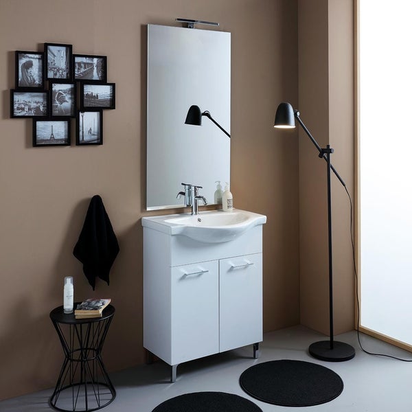 Badezimmer mit Waschbeckenunterschrank, Spiegel, Leuchte und Accessoires