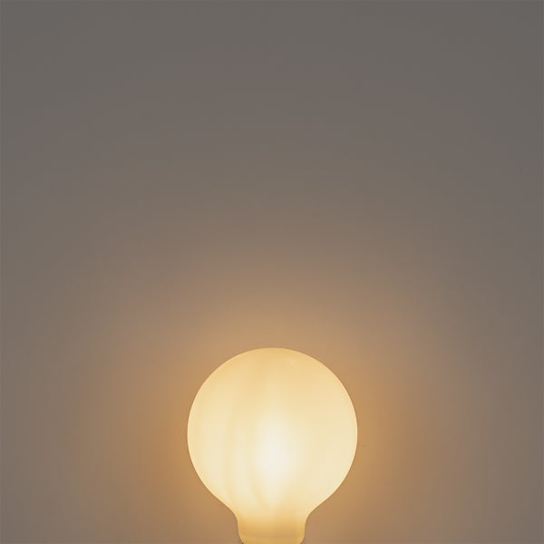 Leuchtende, runde LED-Lampe aus mattiertem Glas mit warmweißem Licht.