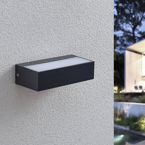 Rechteckige Außenwandleuchte in Anthrazit, montiert an einer strukturierten Fassade im modernen Außenbereich.