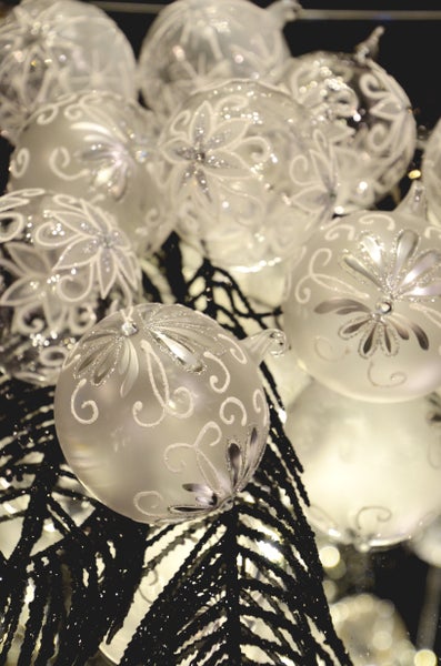 Kristall 8cm Kugeln mit Glasöse und weißem Dekor, mundgeblasen, handdekoriert, 9 Stck., Weihnachtsbaumkugeln, Christbaumschmuck, Weihnachtsbaumanhänger
