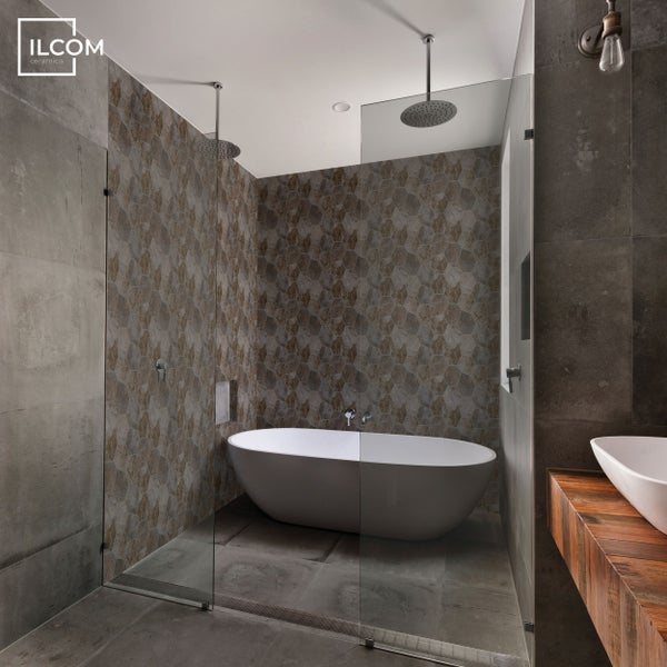 Modernes Badezimmer mit freistehender Badewanne, Dusche und Waschbecken auf Holztisch