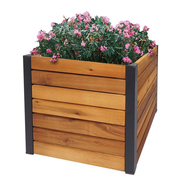 Nahaufnahme einer Holzkonstruktion mit zwei eingeschraubten Metallhaken, an denen Stahlseile zur Aufhängung befestigt sind.