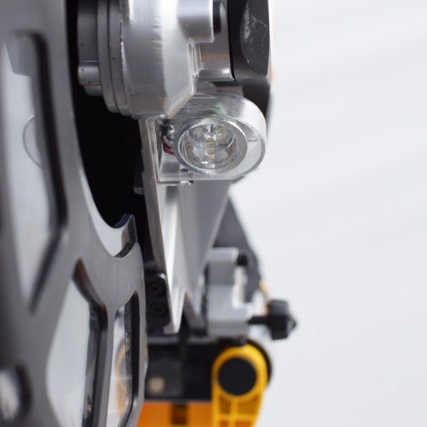 Detailansicht einer Gehrungssäge mit Beleuchtung