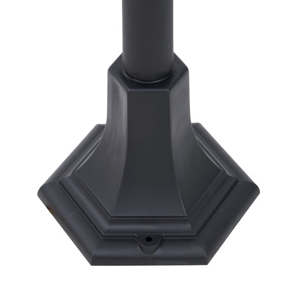 Schwarzer sechseckiger Sockel einer Außenleuchte mit Montagelöchern.