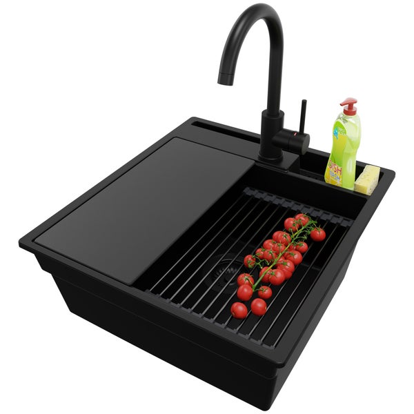Schwarze Küchenspüle mit Abtropfgestell, Schneidebrett, Armatur, Spülmittel und Tomaten