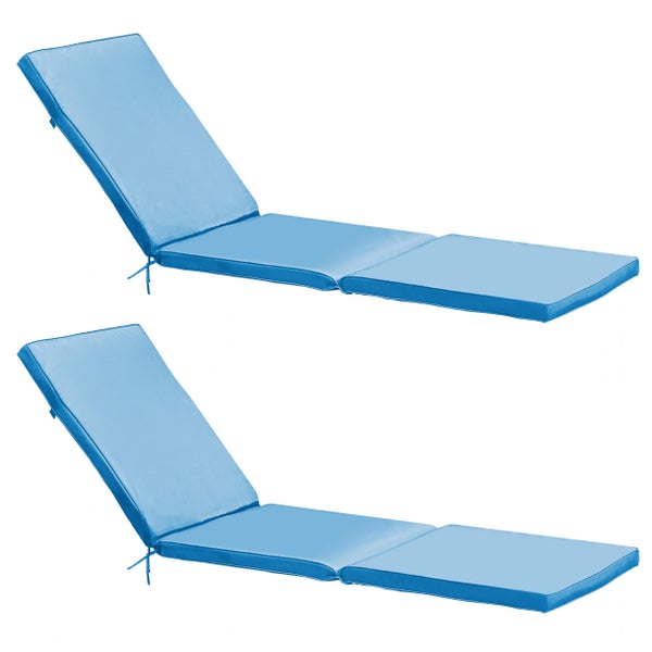 Zwei hellblaue Gartenliegen-Auflagen in dreiteiligem Design mit Befestigungskordeln.