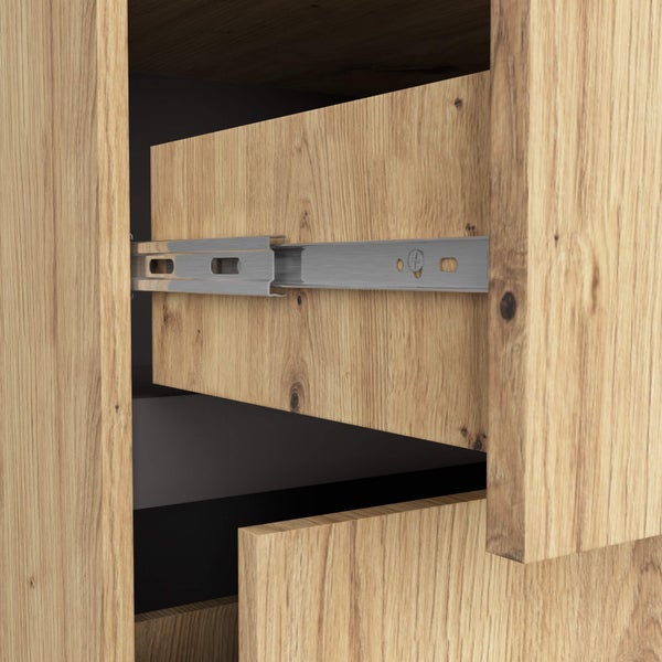 Detailaufnahme eines Holzschranks mit Schublade und Metallschiene