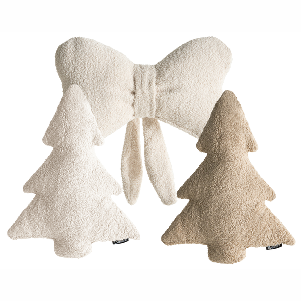 Dekorative Kissen in Form von Schleife und Tannenbaum