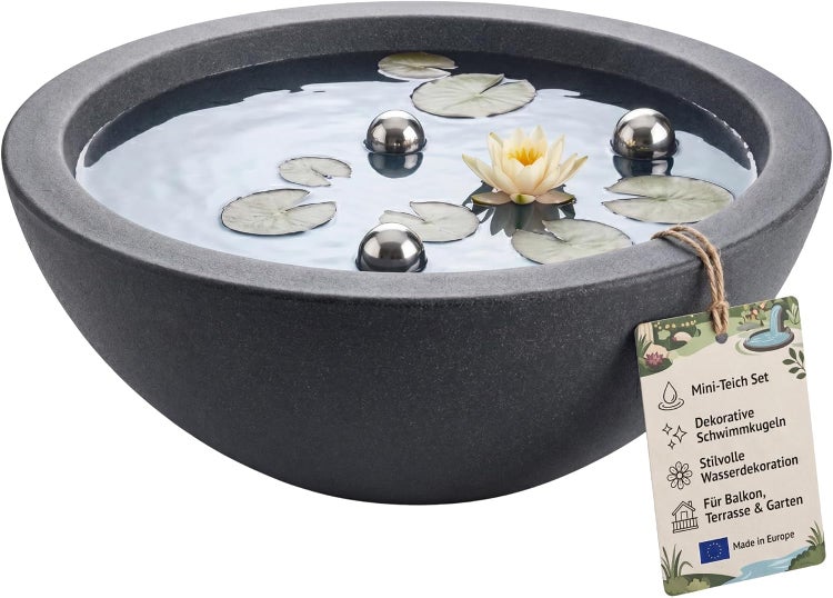 Runde Mini-Teichschale mit Wasseroberfläche, Seerose und drei schwimmenden Metallkugeln als Gartendekoration für Balkon und Terrasse.