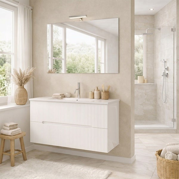 Modernes Badezimmer mit Waschtisch mit Rillenfront, großem Wandspiegel mit Leuchte und begehbarer Dusche in einem hellen, natürlichen Design.
